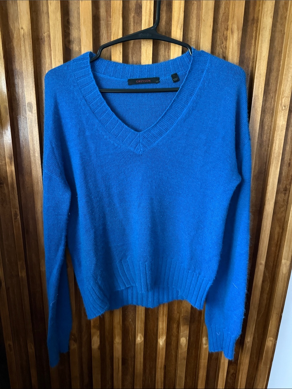 Greyson 100% Cashmere V neck Knit Sweater. Size XS run big